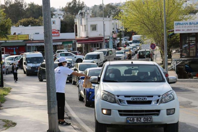 YOĞUN TRAFİKTE İFTARLIK KUMANYA DAĞITILDI