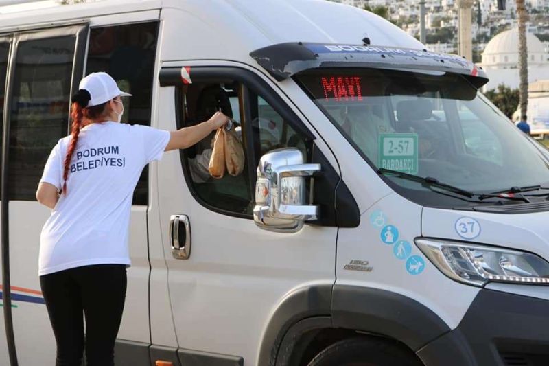 YOĞUN TRAFİKTE İFTARLIK KUMANYA DAĞITILDI