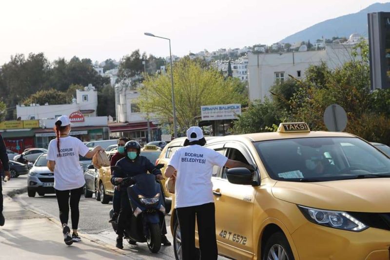 YOĞUN TRAFİKTE İFTARLIK KUMANYA DAĞITILDI