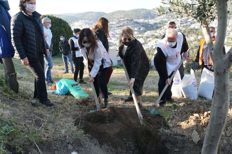 KOVİD-19 SÜRECİNDE HAYATINI KAYBEDEN SAĞLIK ŞEHİTLERİ ANISINA FİDAN DİLME ETKİNLİĞİ DÜZENLENDİ