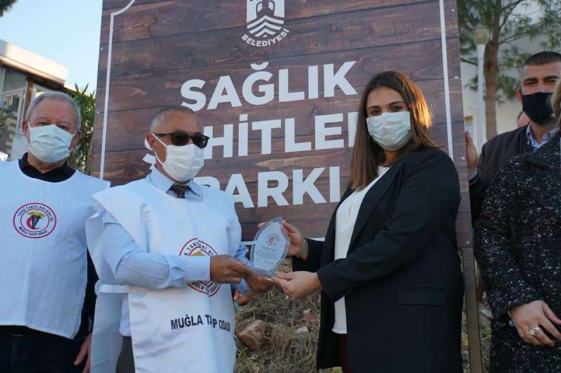 KOVİD-19 SÜRECİNDE HAYATINI KAYBEDEN SAĞLIK ŞEHİTLERİ ANISINA FİDAN DİLME ETKİNLİĞİ DÜZENLENDİ