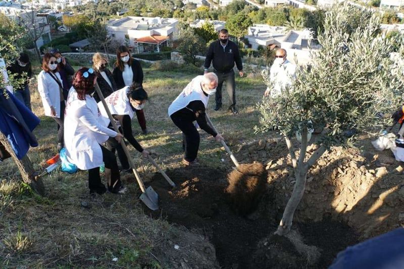 KOVİD-19 SÜRECİNDE HAYATINI KAYBEDEN SAĞLIK ŞEHİTLERİ ANISINA FİDAN DİLME ETKİNLİĞİ DÜZENLENDİ