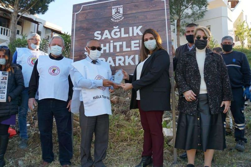 KOVİD-19 SÜRECİNDE HAYATINI KAYBEDEN SAĞLIK ŞEHİTLERİ ANISINA FİDAN DİLME ETKİNLİĞİ DÜZENLENDİ