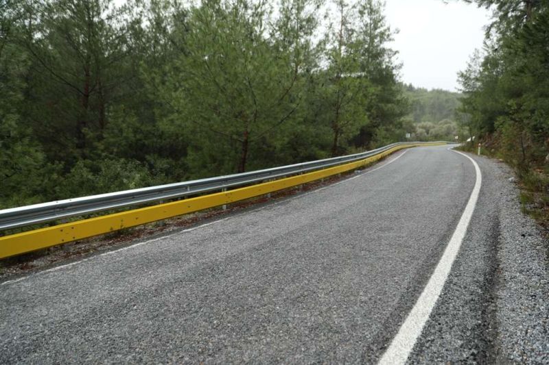 YOL KENARLARINA ÇELİK BARİYER YAPTIK