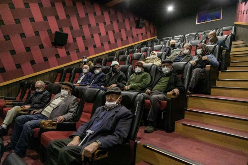 YAŞLILARA SAYGI PROJESİ KAPSAMINDA SİNEMA GÖSTERİMİ GERÇEKLEŞTİRDİK
