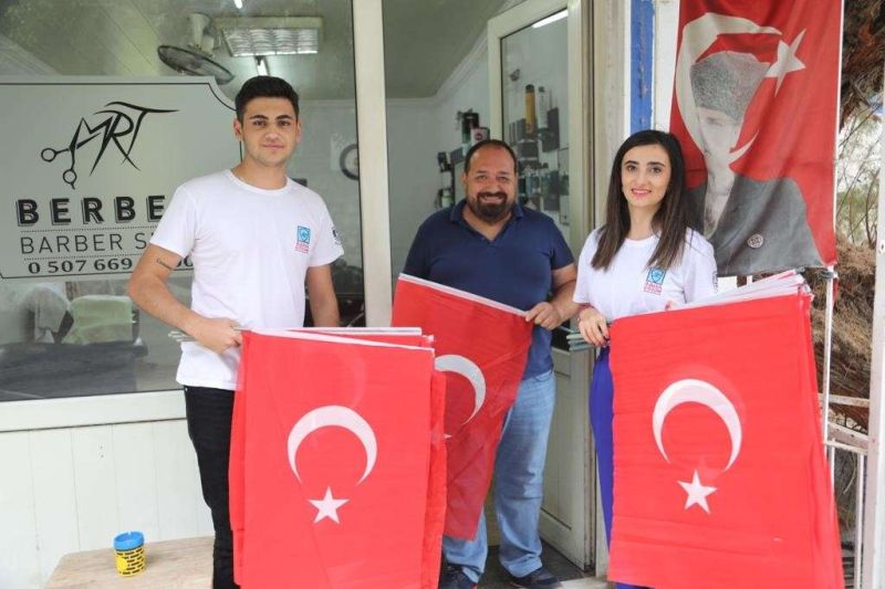 CUMHURİYETİMİZİN 100. YILINDA ESNAFLARIMIZA TÜRK BAYRAĞI DAĞITTIK
